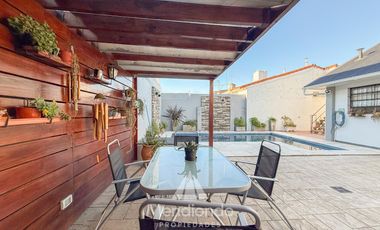 Casa 3 amb.   Altillo con cochera y piscina en Parque Luro