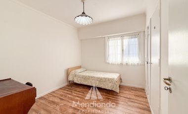 Casa 3 amb.   Altillo con cochera y piscina en Parque Luro