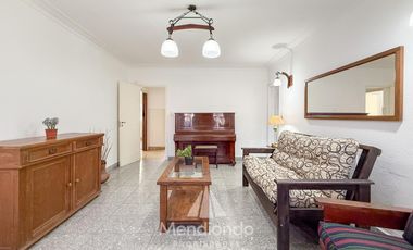 Casa 3 amb.   Altillo con cochera y piscina en Parque Luro