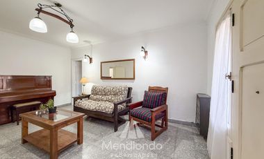 Casa 3 amb.   Altillo con cochera y piscina en Parque Luro