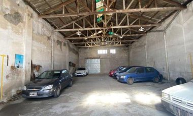 Galpón de cocheras con local y vivienda de 4 ambientes en Italia y Roca