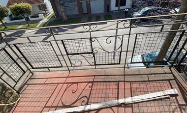 Galpón de cocheras con local y vivienda de 4 ambientes en Italia y Roca