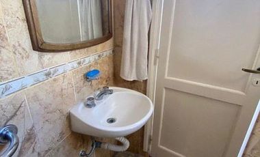 Galpón de cocheras con local y vivienda de 4 ambientes en Italia y Roca