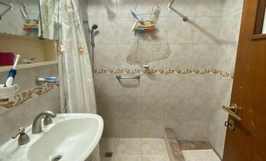 Galpón de cocheras con local y vivienda de 4 ambientes en Italia y Roca