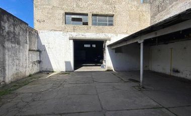 Galpón de cocheras con local y vivienda de 4 ambientes en Italia y Roca