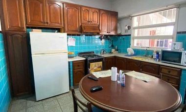 Galpón de cocheras con local y vivienda de 4 ambientes en Italia y Roca