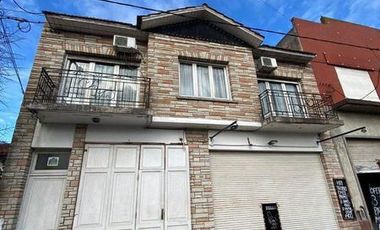 Galpón de cocheras con local y vivienda de 4 ambientes en Italia y Roca