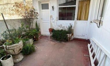 Galpón de cocheras con local y vivienda de 4 ambientes en Italia y Roca