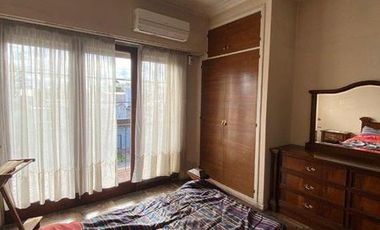 Galpón de cocheras con local y vivienda de 4 ambientes en Italia y Roca