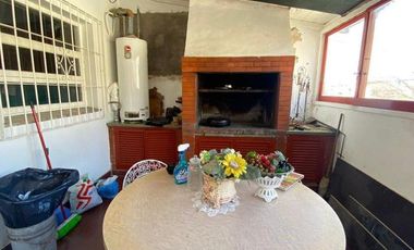 Galpón de cocheras con local y vivienda de 4 ambientes en Italia y Roca