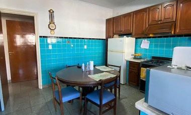 Galpón de cocheras con local y vivienda de 4 ambientes en Italia y Roca