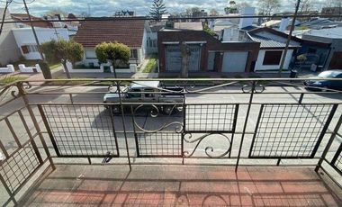 Galpón de cocheras con local y vivienda de 4 ambientes en Italia y Roca