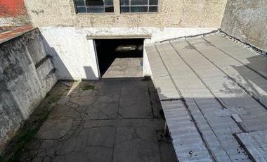 Galpón de cocheras con local y vivienda de 4 ambientes en Italia y Roca