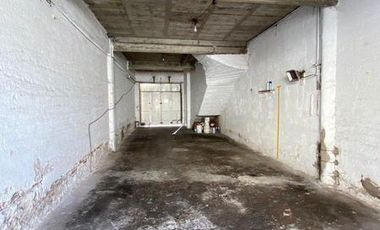 Galpón de cocheras con local y vivienda de 4 ambientes en Italia y Roca