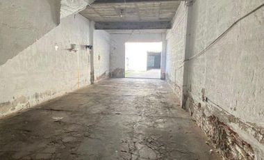 Galpón de cocheras con local y vivienda de 4 ambientes en Italia y Roca