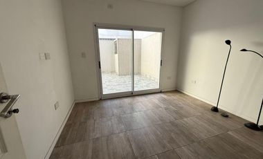 Departamento en  alquiler de 3 ambientes con patio en excelente estado - Wilde
