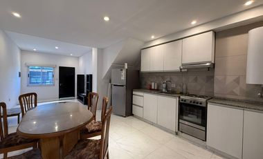 Departamento en  alquiler de 3 ambientes con patio en excelente estado - Wilde