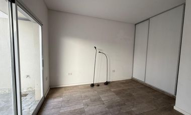 Departamento en  alquiler de 3 ambientes con patio en excelente estado - Wilde