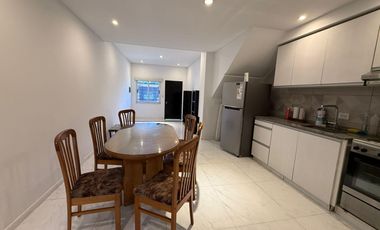 Departamento en  alquiler de 3 ambientes con patio en excelente estado - Wilde