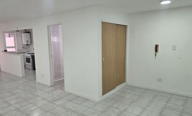 Departamento monoambiente divisible con Patio en Ballester Centro