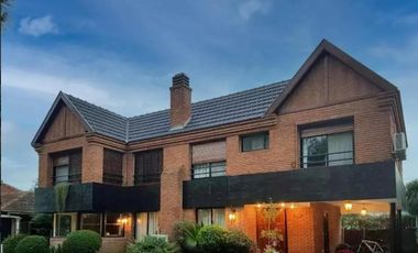 Casa en venta - 5 Dormitorios 5 Baños - Cochera - 420Mts2 - Esteban Echeverría