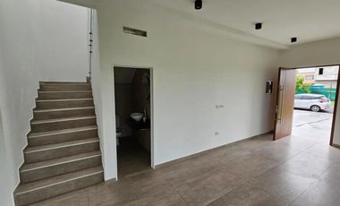 Casa en alquiler - 3 Dormitorios 3 Baños - Tristán Suarez