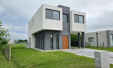 Casa en alquiler - 3 Dormitorios 3 Baños - Tristán Suarez