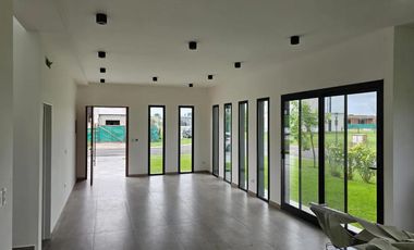 Casa en alquiler - 3 Dormitorios 3 Baños - Tristán Suarez