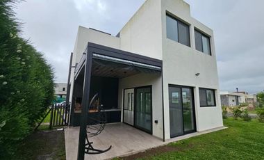 Casa en alquiler - 3 Dormitorios 3 Baños - Tristán Suarez