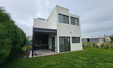 Casa en alquiler - 3 Dormitorios 3 Baños - Tristán Suarez