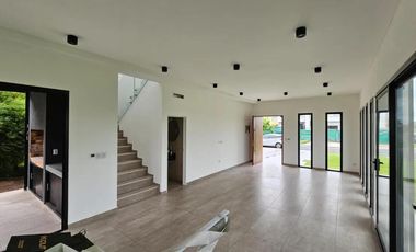 Casa en alquiler - 3 Dormitorios 3 Baños - Tristán Suarez