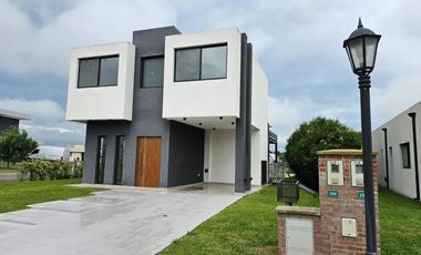 Casa en alquiler - 3 Dormitorios 3 Baños - Tristán Suarez