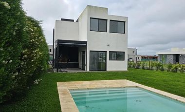 Casa en alquiler - 3 Dormitorios 3 Baños - Tristán Suarez