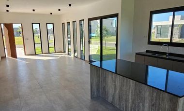 Casa en alquiler - 3 Dormitorios 3 Baños - Tristán Suarez