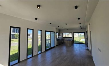 Casa en alquiler - 3 Dormitorios 3 Baños - Tristán Suarez