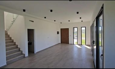 Casa en alquiler - 3 Dormitorios 3 Baños - Tristán Suarez