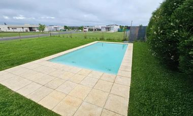 Casa en alquiler - 3 Dormitorios 3 Baños - Tristán Suarez