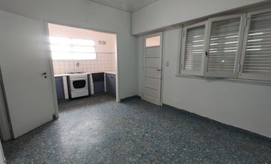 PH de 3 ambientes en impecable estado con galpón de 4x26 - Sarandí