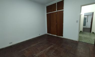 PH de 3 ambientes en impecable estado con galpón de 4x26 - Sarandí