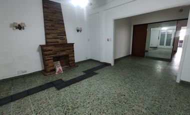 PH de 3 ambientes en impecable estado con galpón de 4x26 - Sarandí