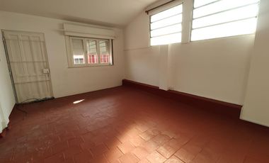 PH de 3 ambientes en impecable estado con galpón de 4x26 - Sarandí