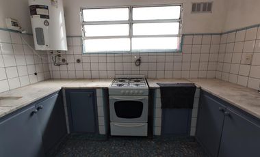 PH de 3 ambientes en impecable estado con galpón de 4x26 - Sarandí