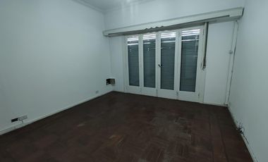 PH de 3 ambientes en impecable estado con galpón de 4x26 - Sarandí