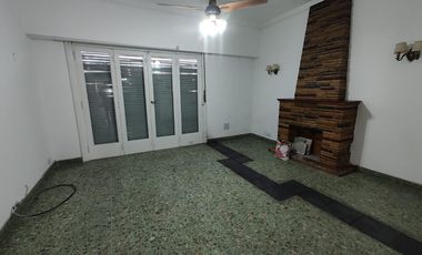 PH de 3 ambientes en impecable estado con galpón de 4x26 - Sarandí