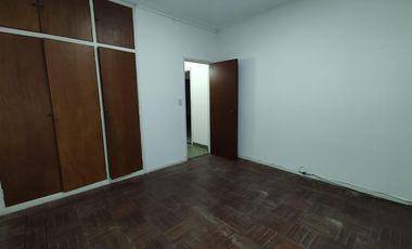 PH de 3 ambientes en impecable estado con galpón de 4x26 - Sarandí