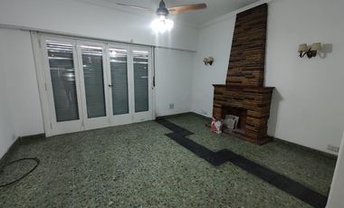 PH de 3 ambientes en impecable estado con galpón de 4x26 - Sarandí