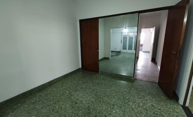 PH de 3 ambientes en impecable estado con galpón de 4x26 - Sarandí