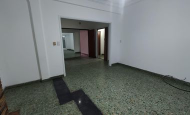 PH de 3 ambientes en impecable estado con galpón de 4x26 - Sarandí