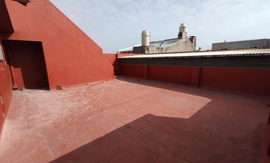 PH de 3 ambientes en impecable estado con galpón de 4x26 - Sarandí