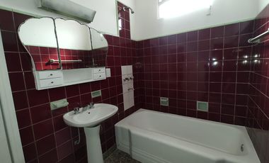 PH de 3 ambientes en impecable estado con galpón de 4x26 - Sarandí